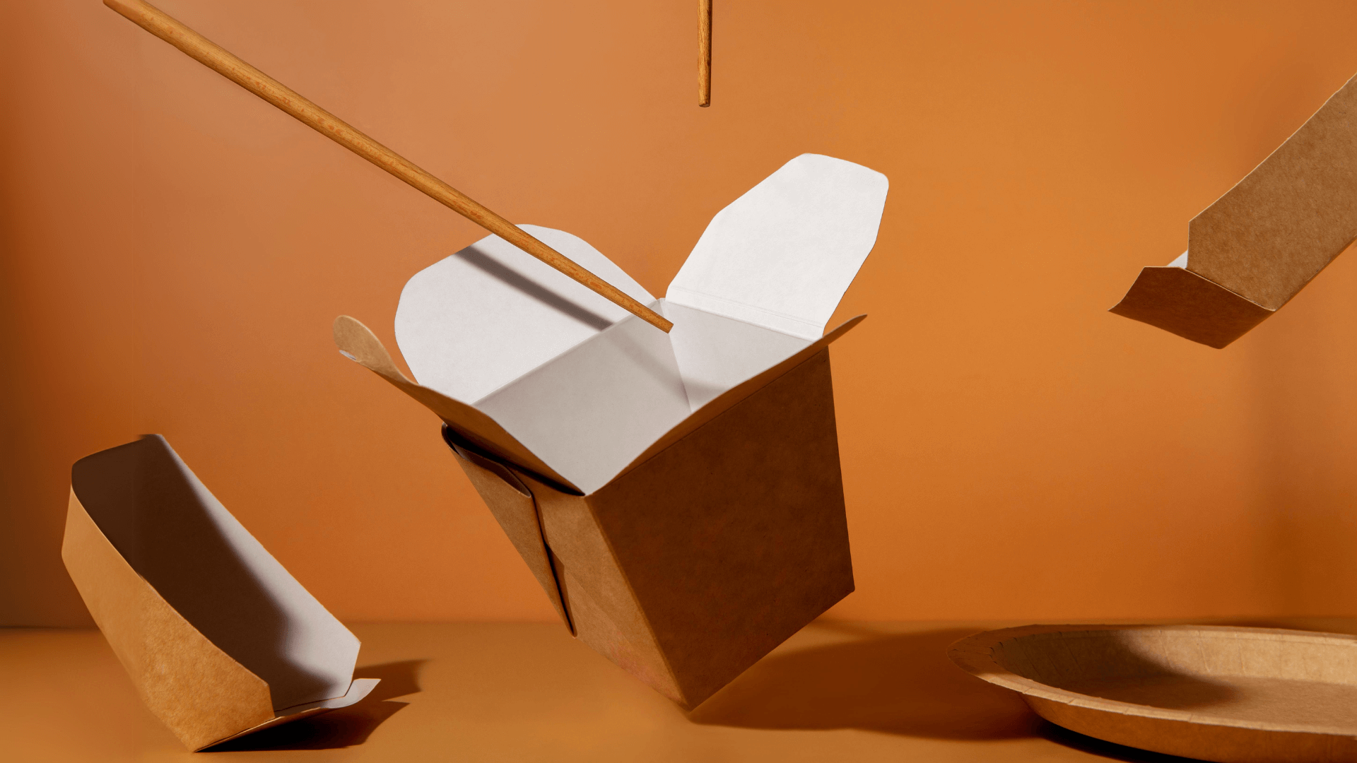 Pastabox aus Pappe mit Chopsticks