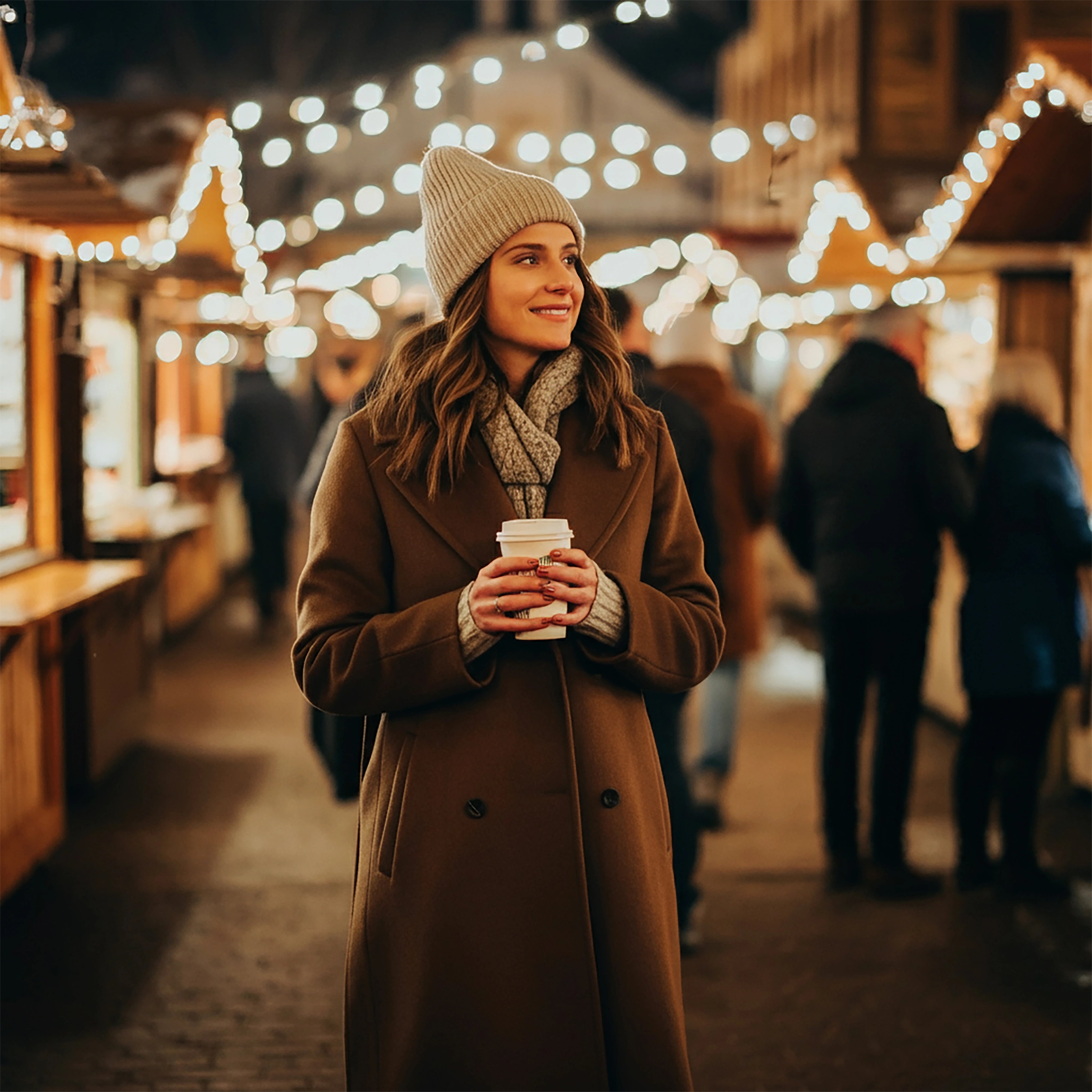 maedchen weihnachtsmarkt gluehweinbecher