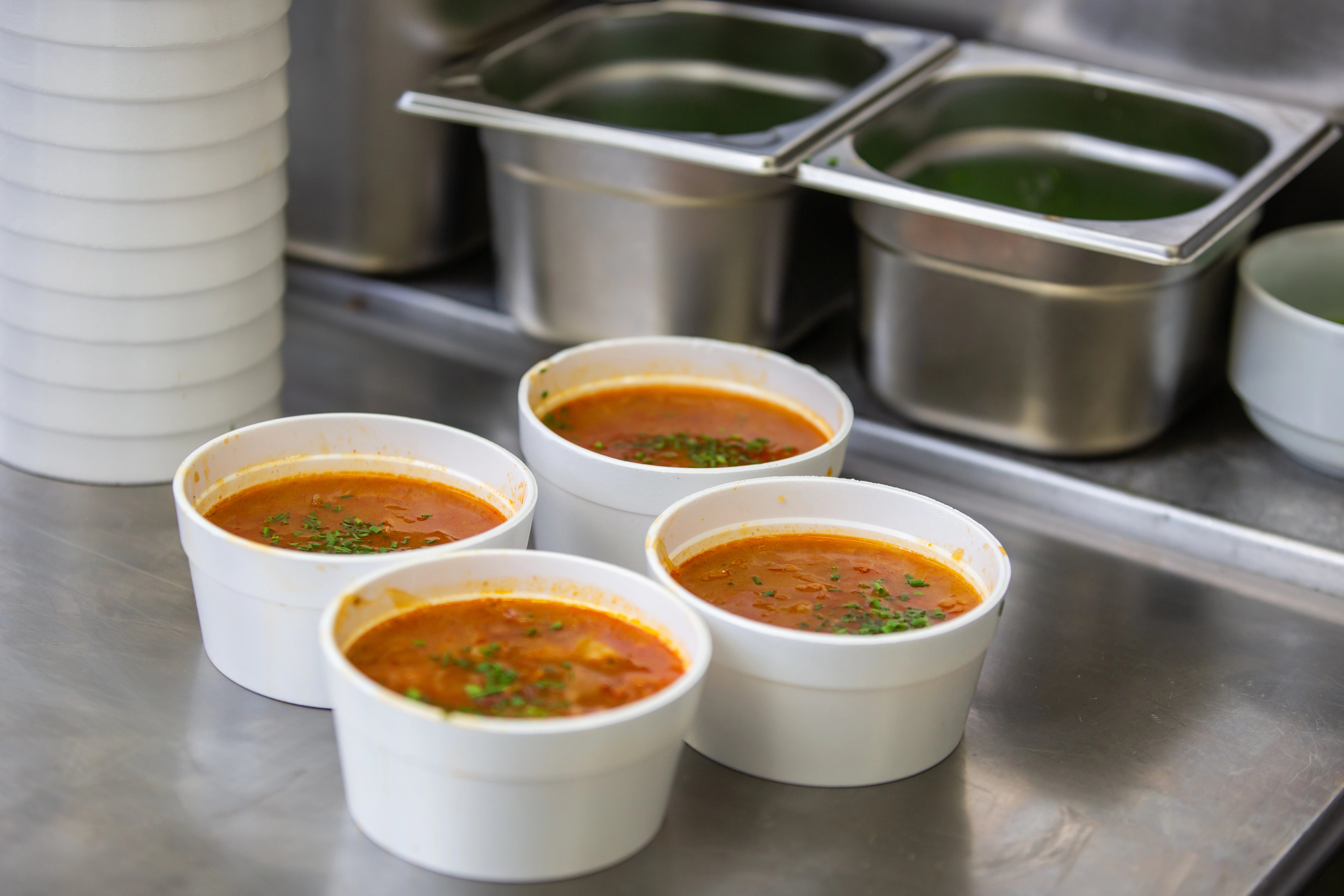 Suppenbecher in der Küche eines Gastronomiebetriebs.