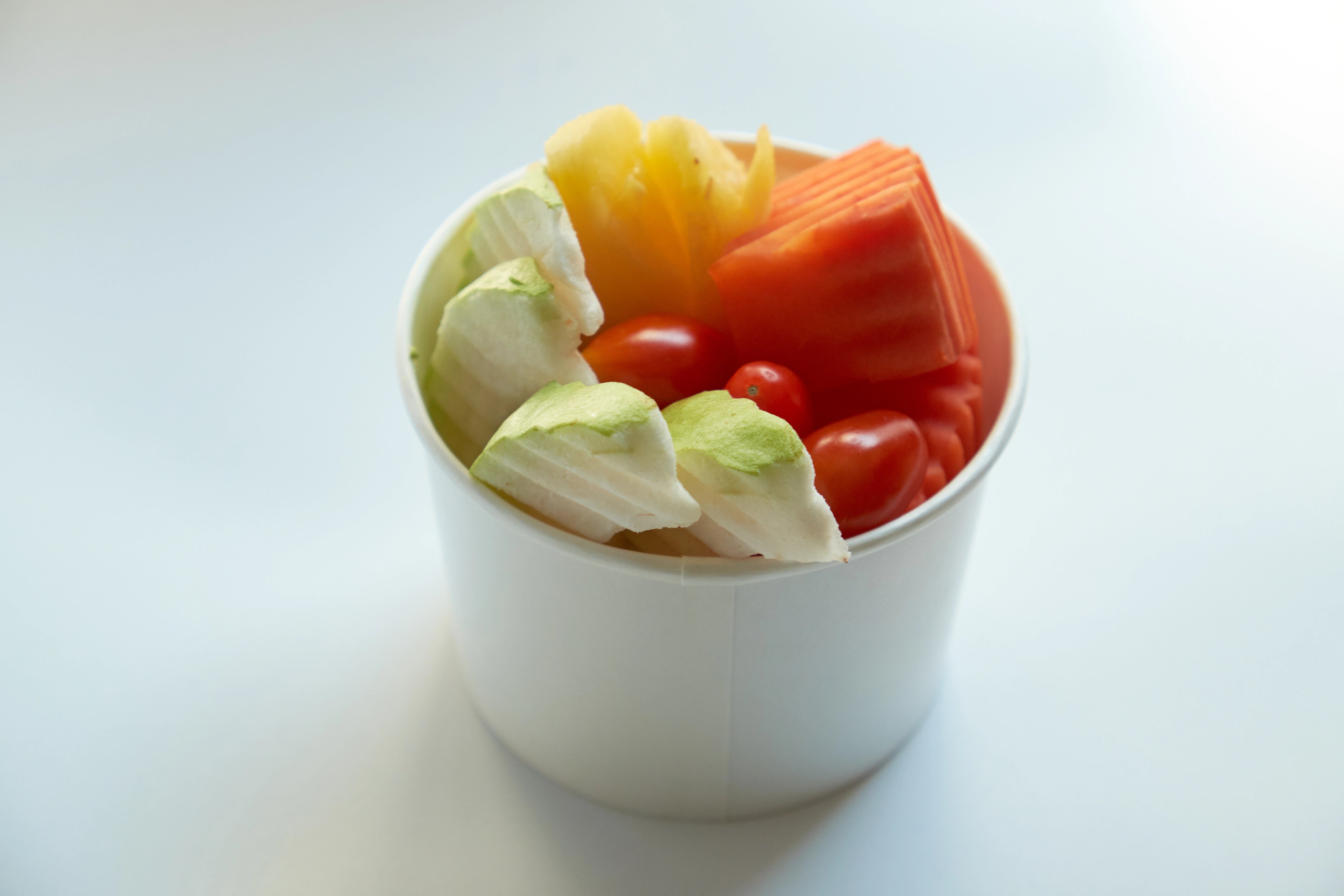 Gesundes Essen in einem Einwegbecher.