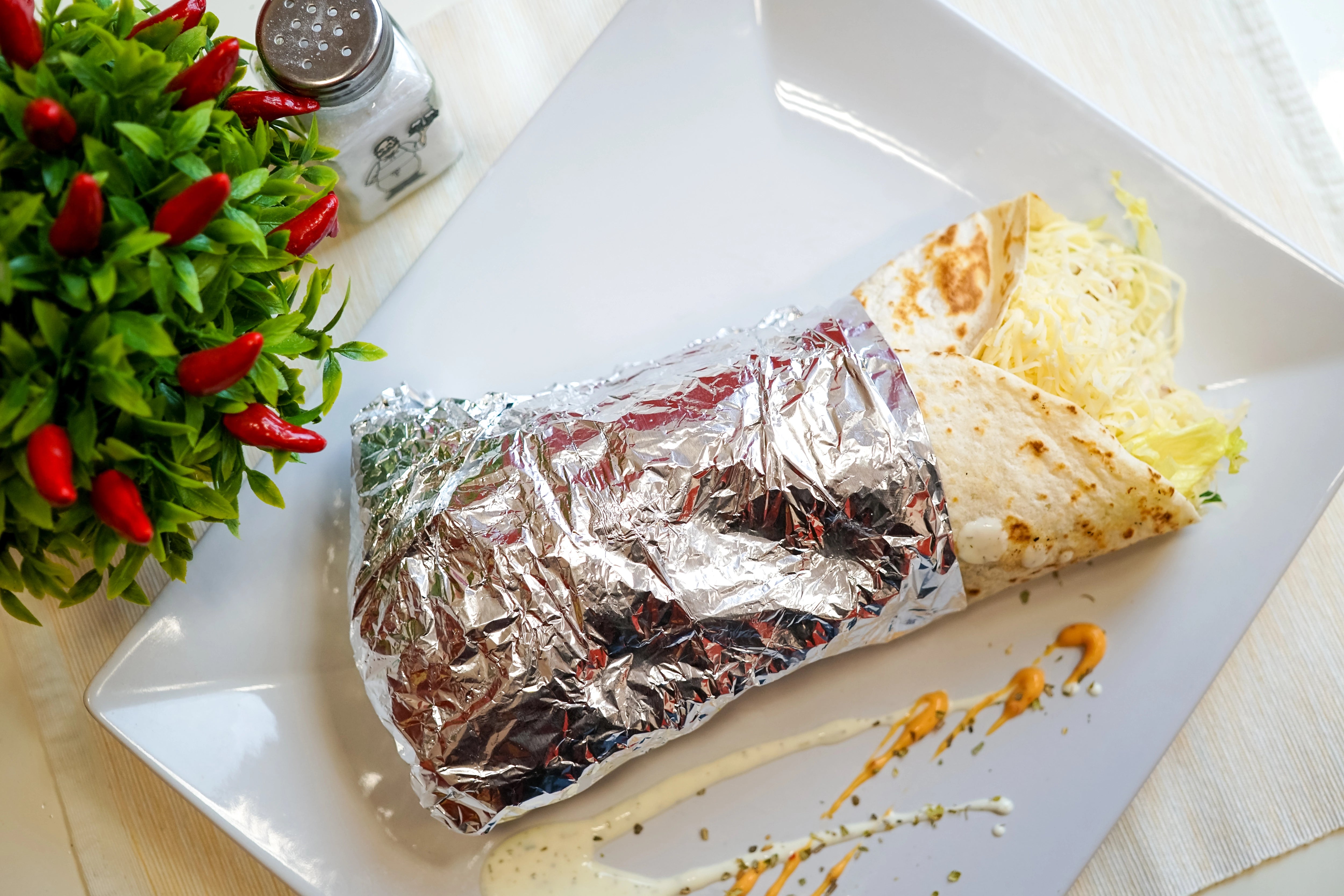 Leckerer Wrap, der in Alufolie eingewickelt ist.