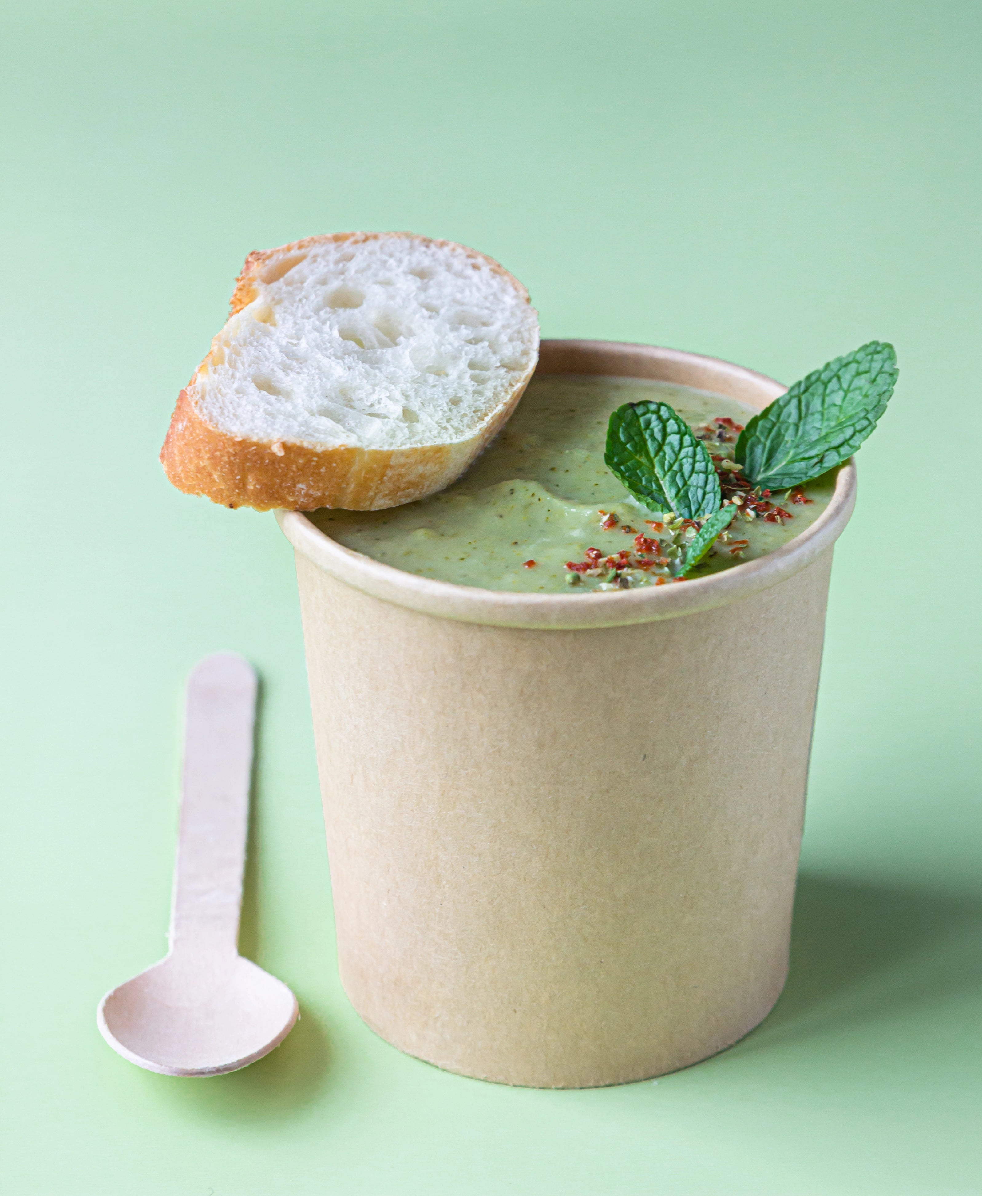 Frische Suppe in einem Suppenbecher to go.