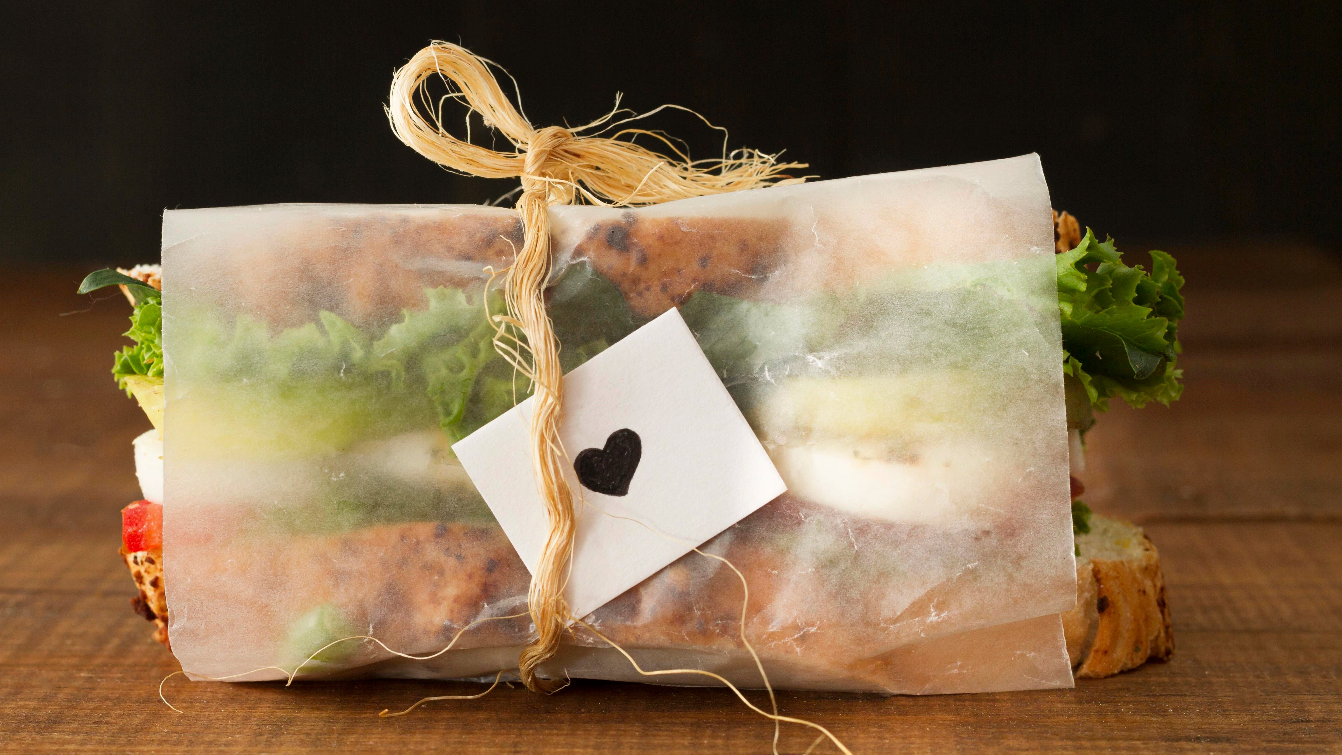 Sandwich in Einschlagpapier.