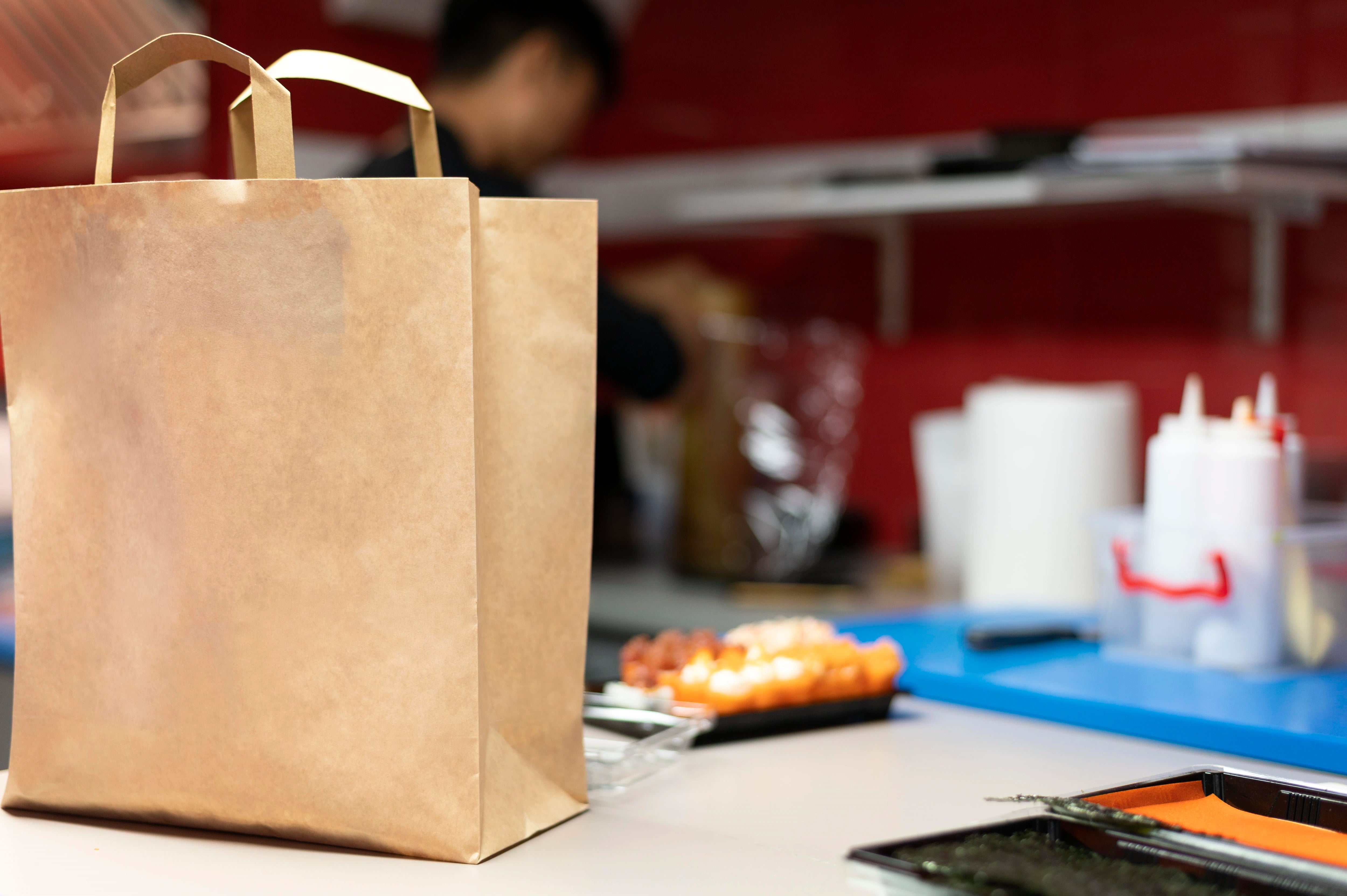 Papiertragetasche im Küchenbereich einer gastronomischen Einrichtung.
