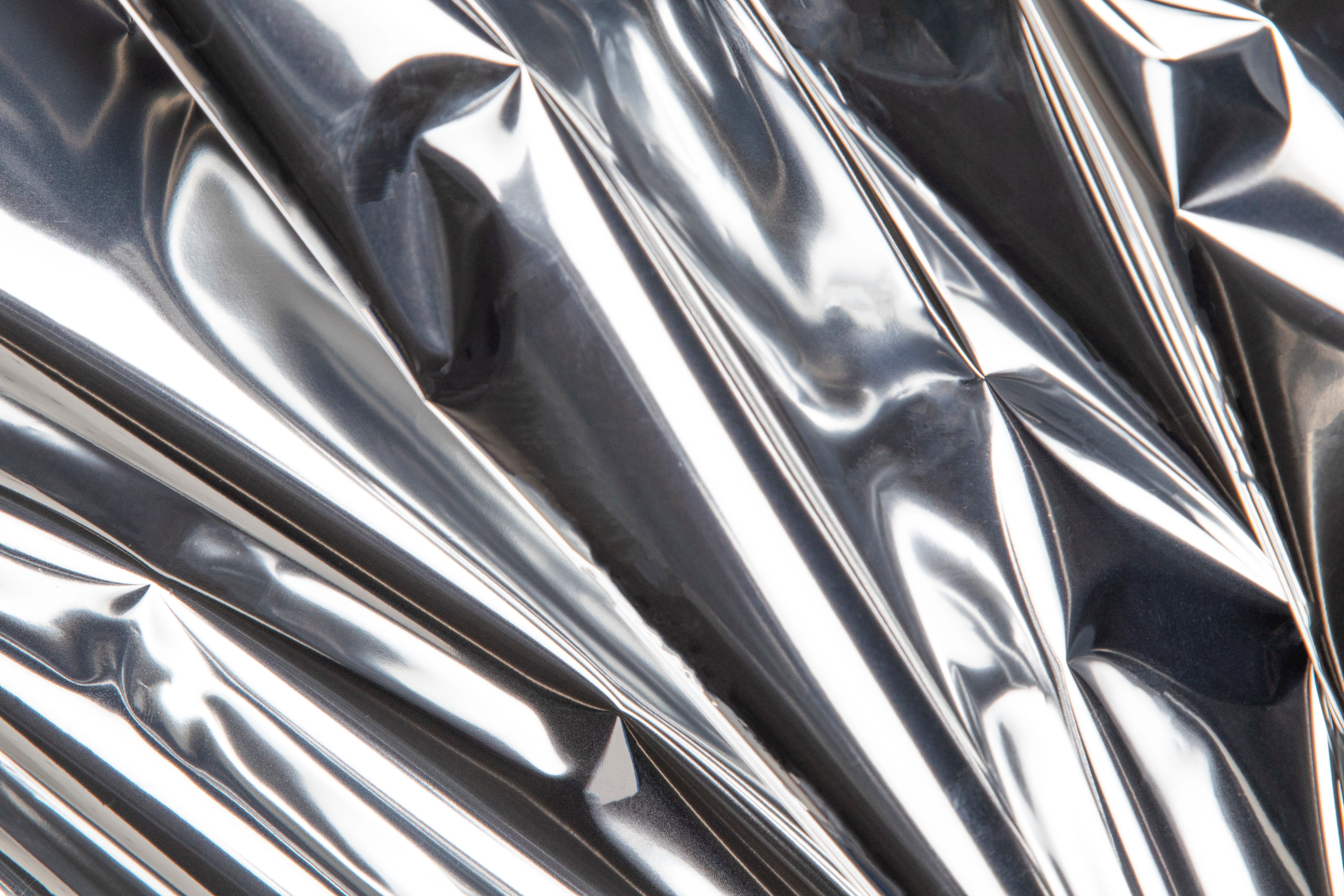 Metallische Textur einer Aluminiumfolie.