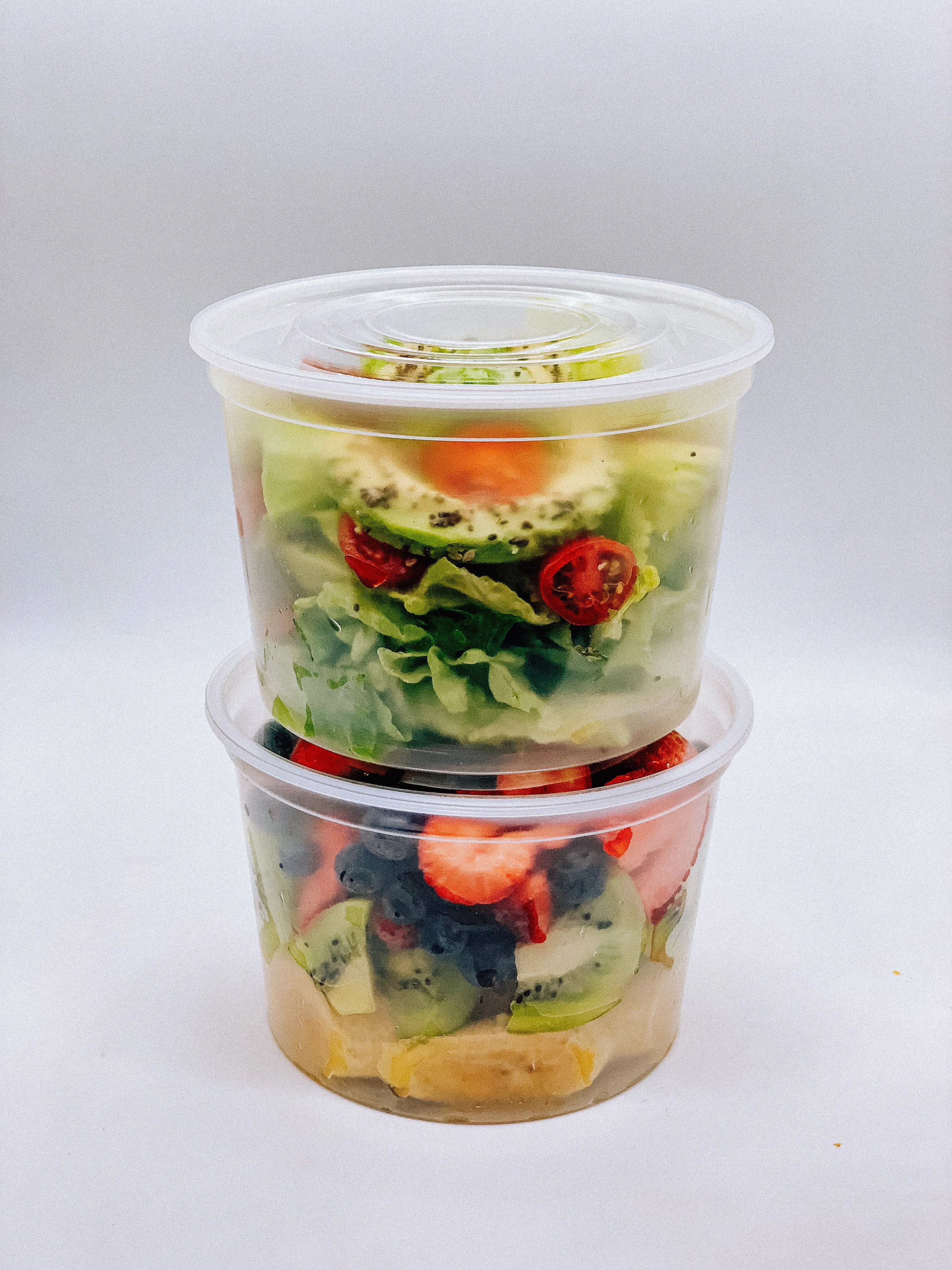 Gesundes Essen in Deli-Containern.
