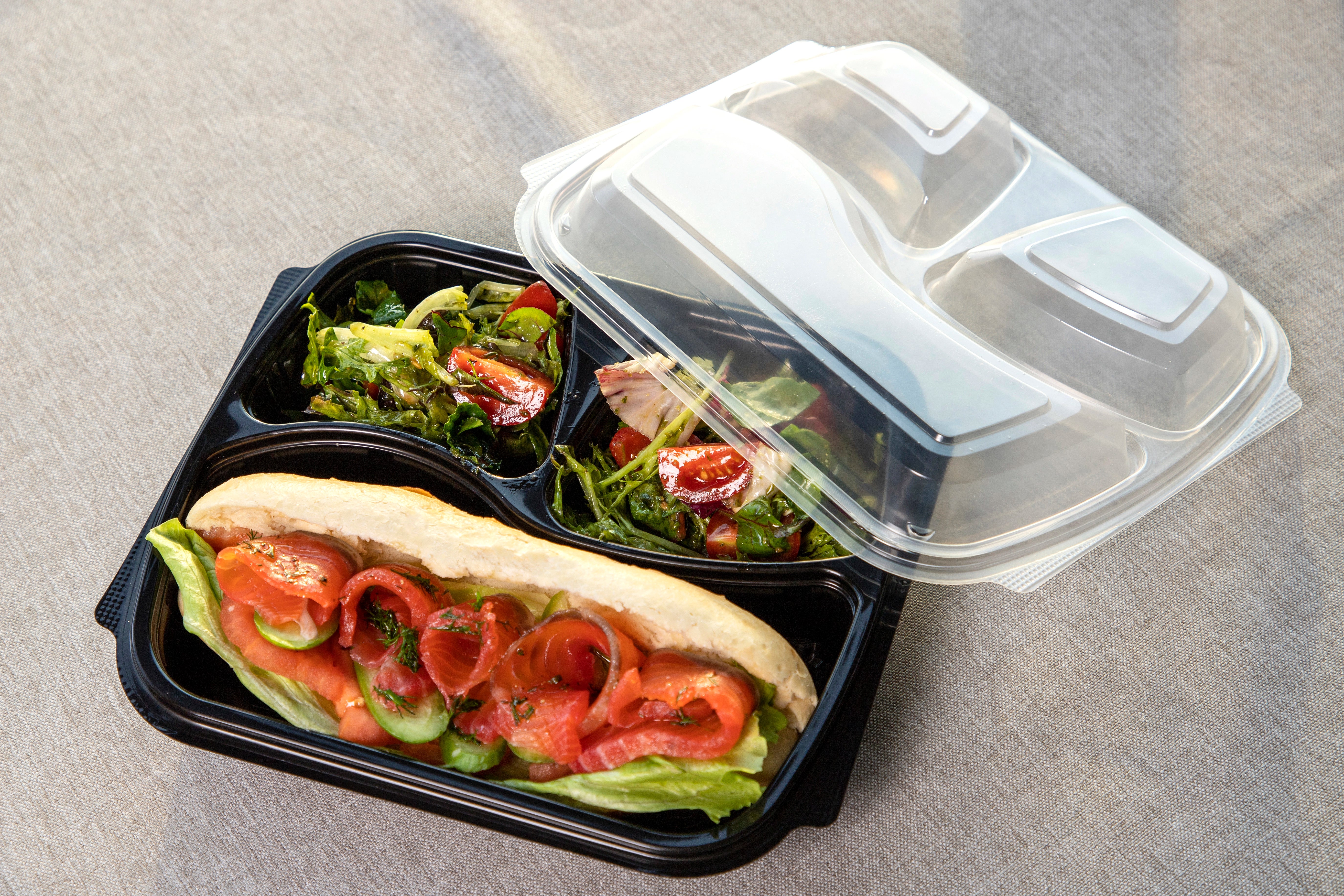 Sandwich und Salat, portioniert in einer PP Menüschale mit transparentem Deckel.