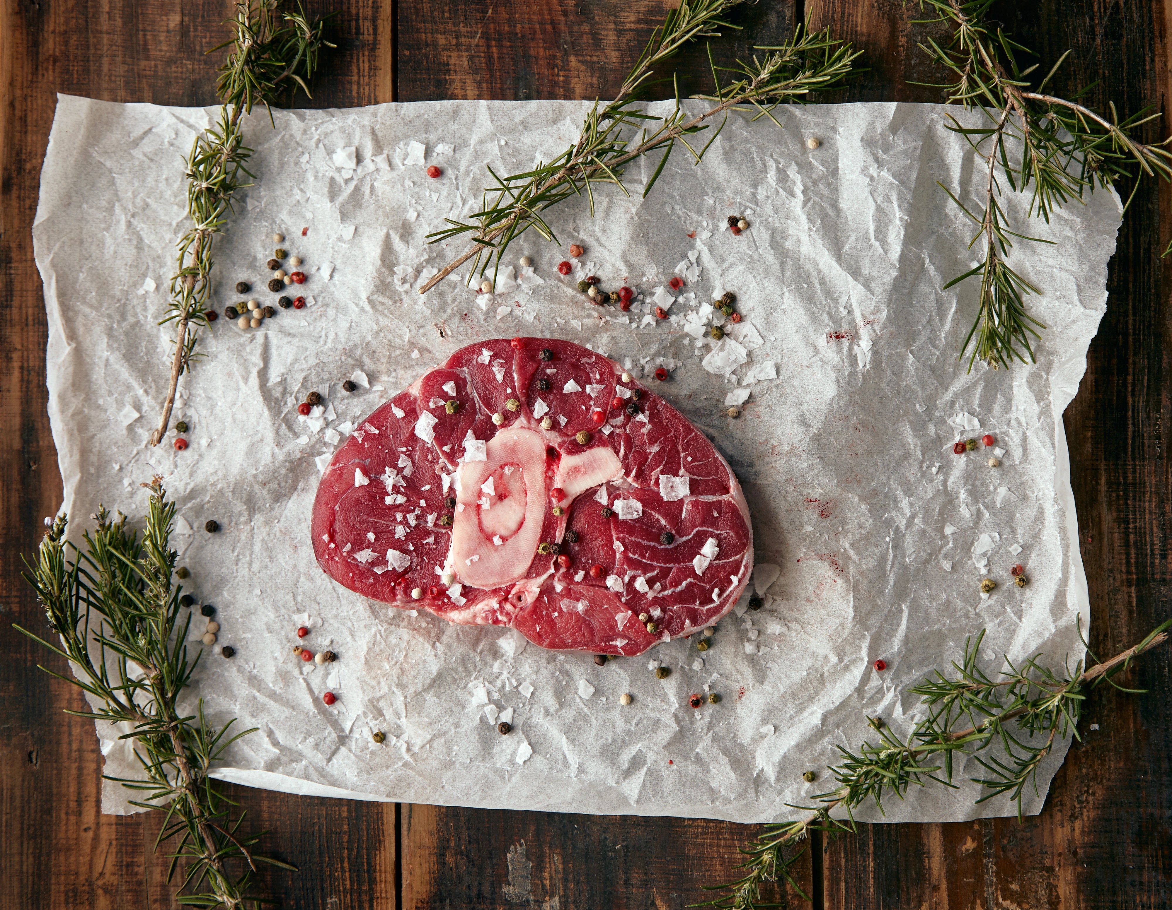 Fleisch, das auf weißem Metzgerpapier liegt.