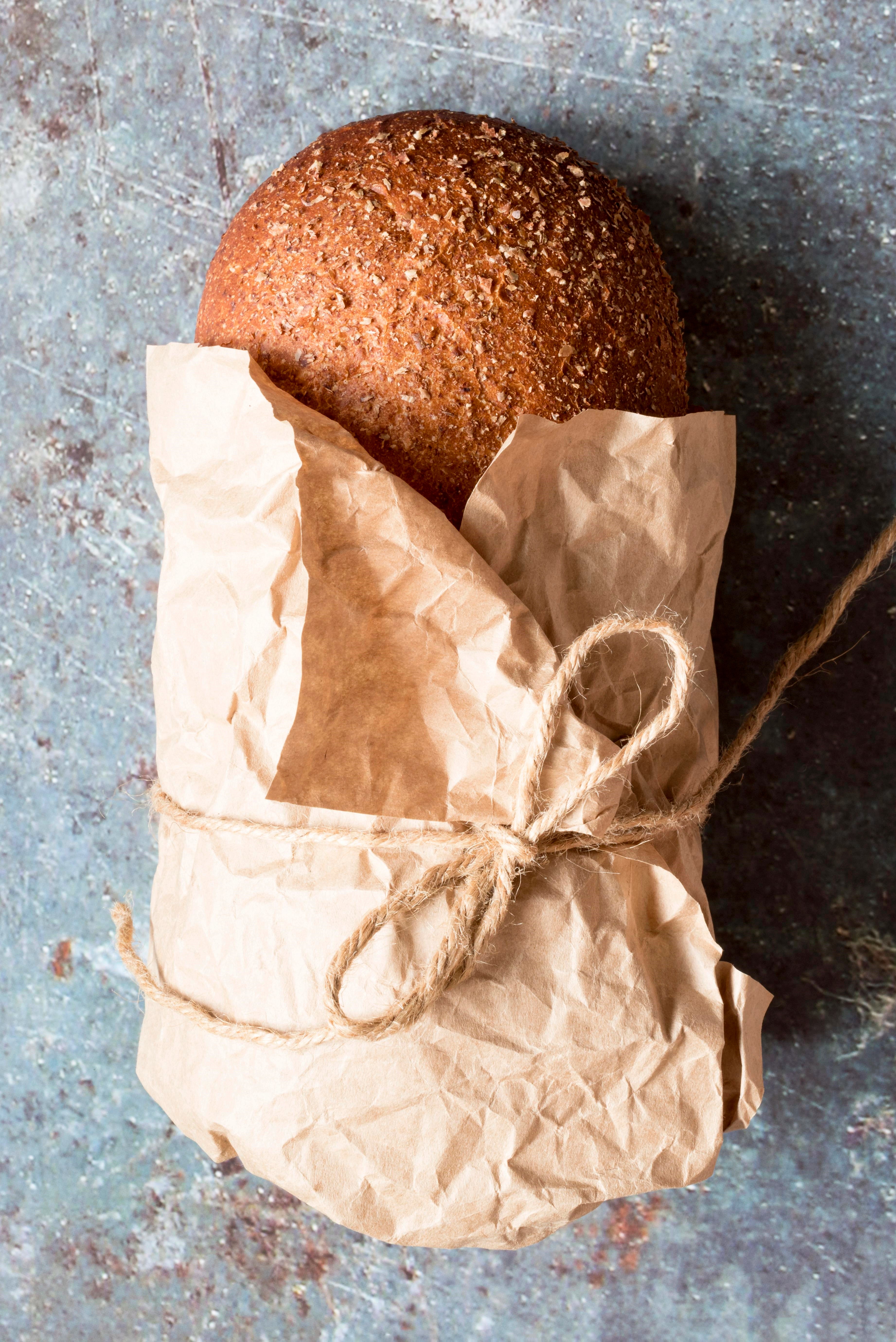 Frisches Brot, das mit Seidenpapier eingewickelt wurde.