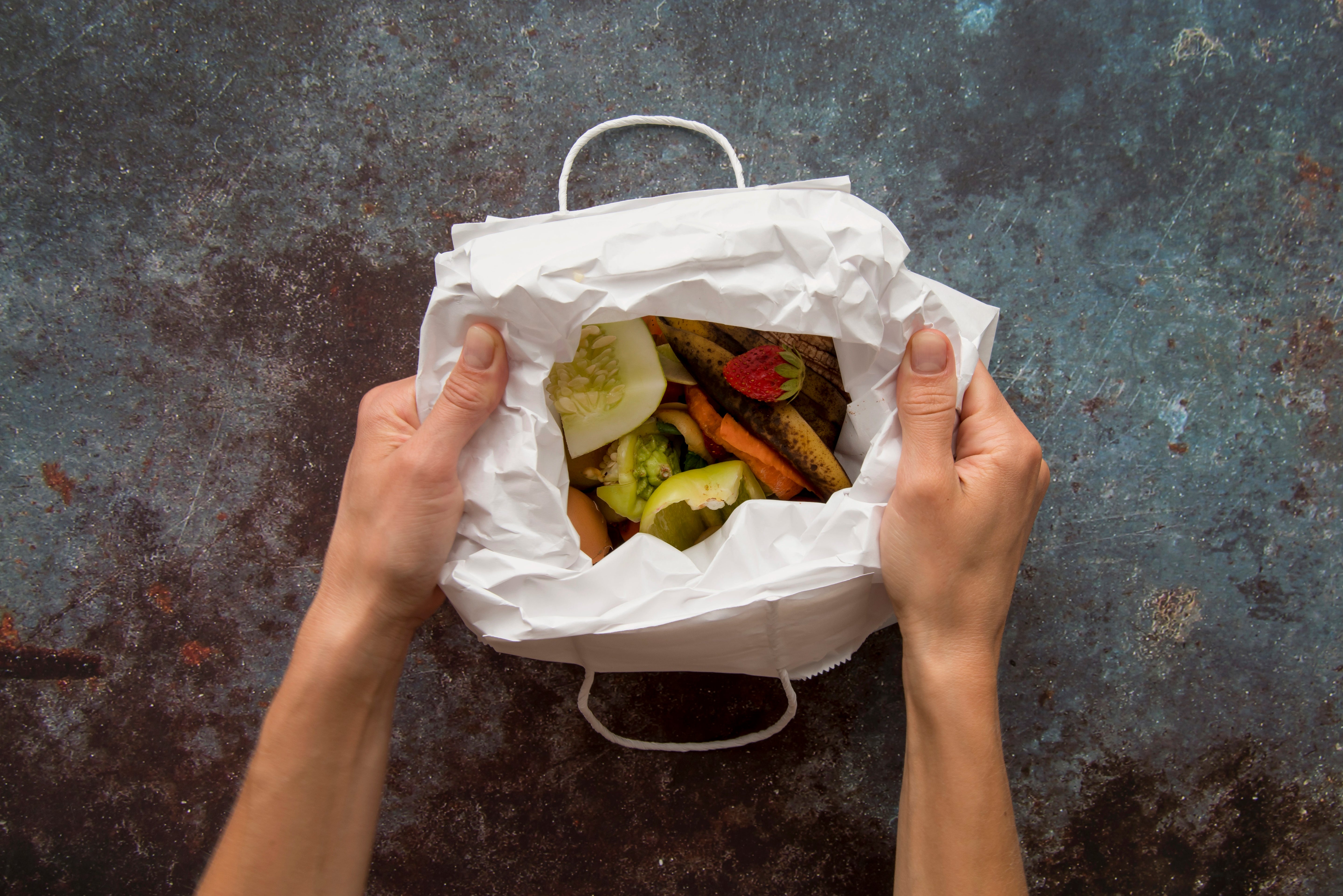 Verschiedenes Essen in Seidenpapier verpackt.