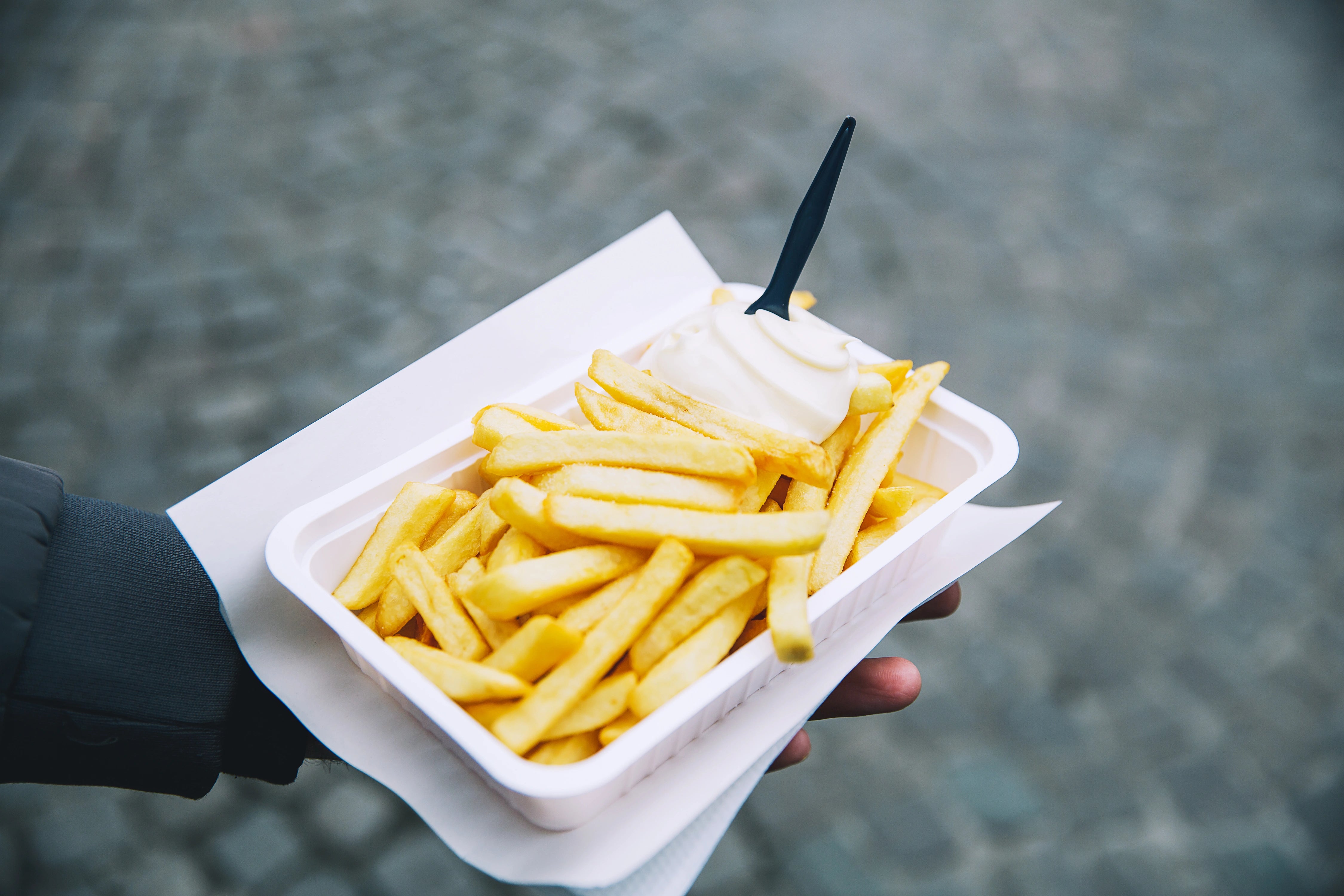Pommes Frites in einer umweltfreundlichen Schale zum Mitnehmen.