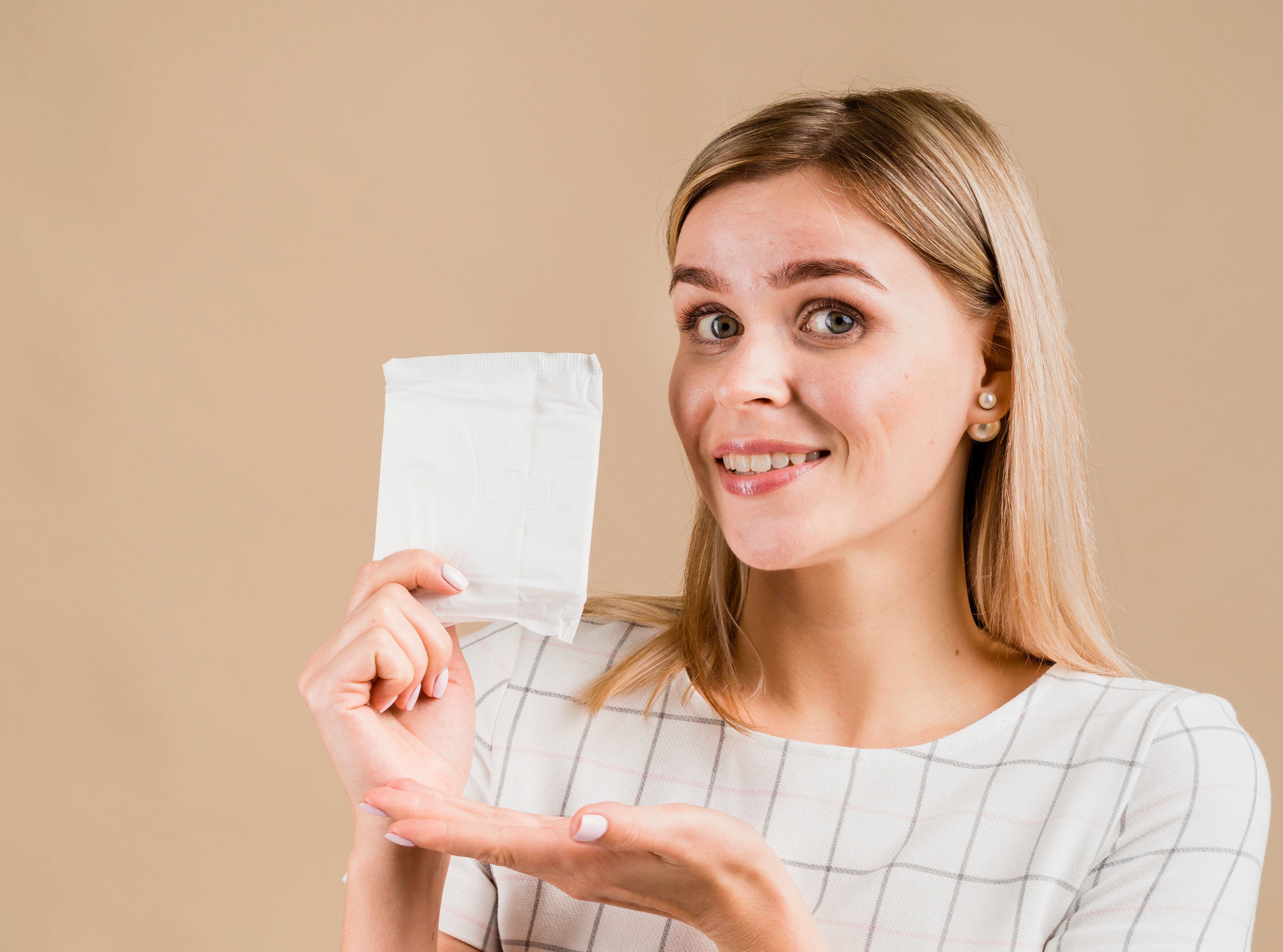Eine junge Frau präsentiert ein Erfrischungstuch.