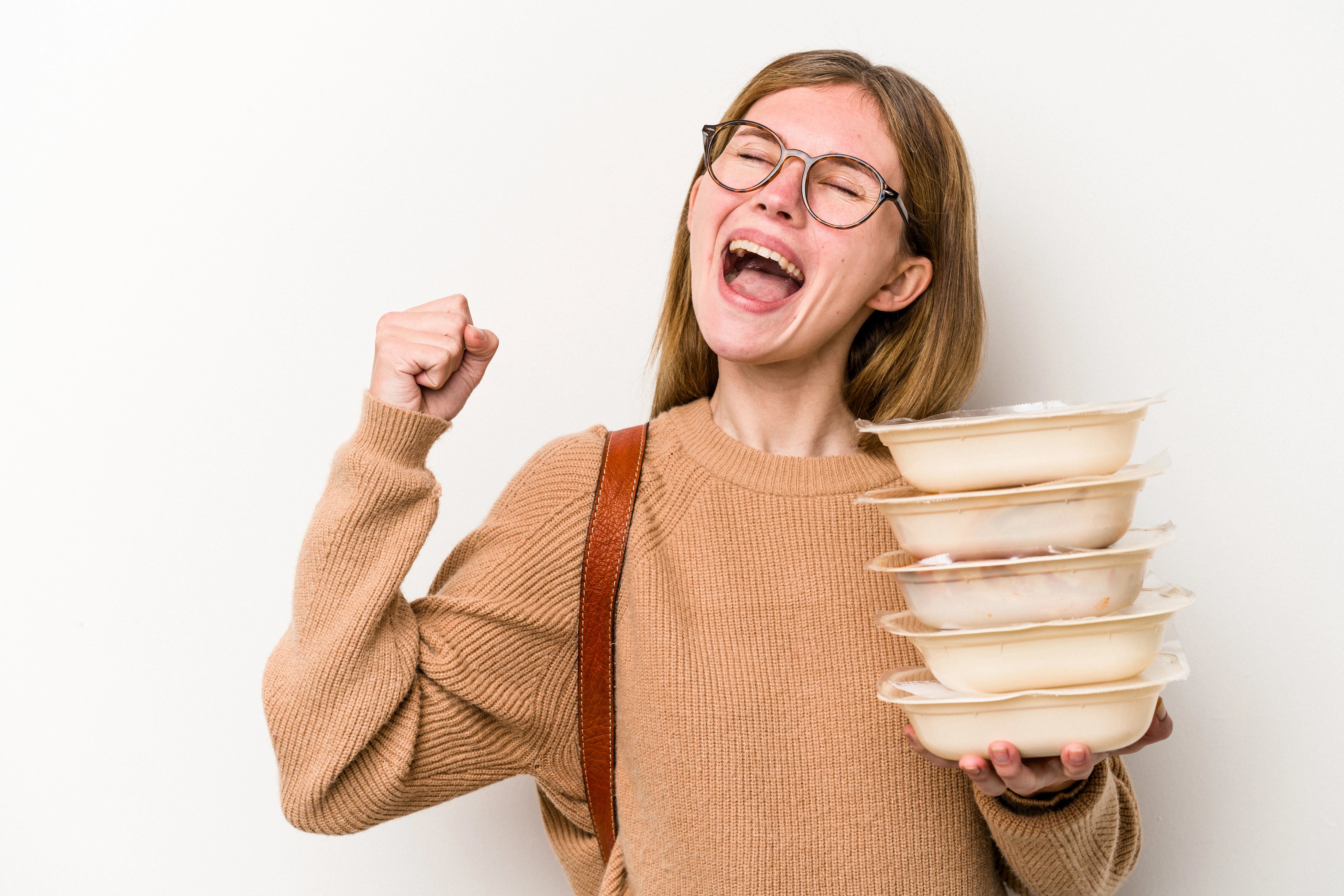 Frau, die sich über ihr Essen to go freut.
