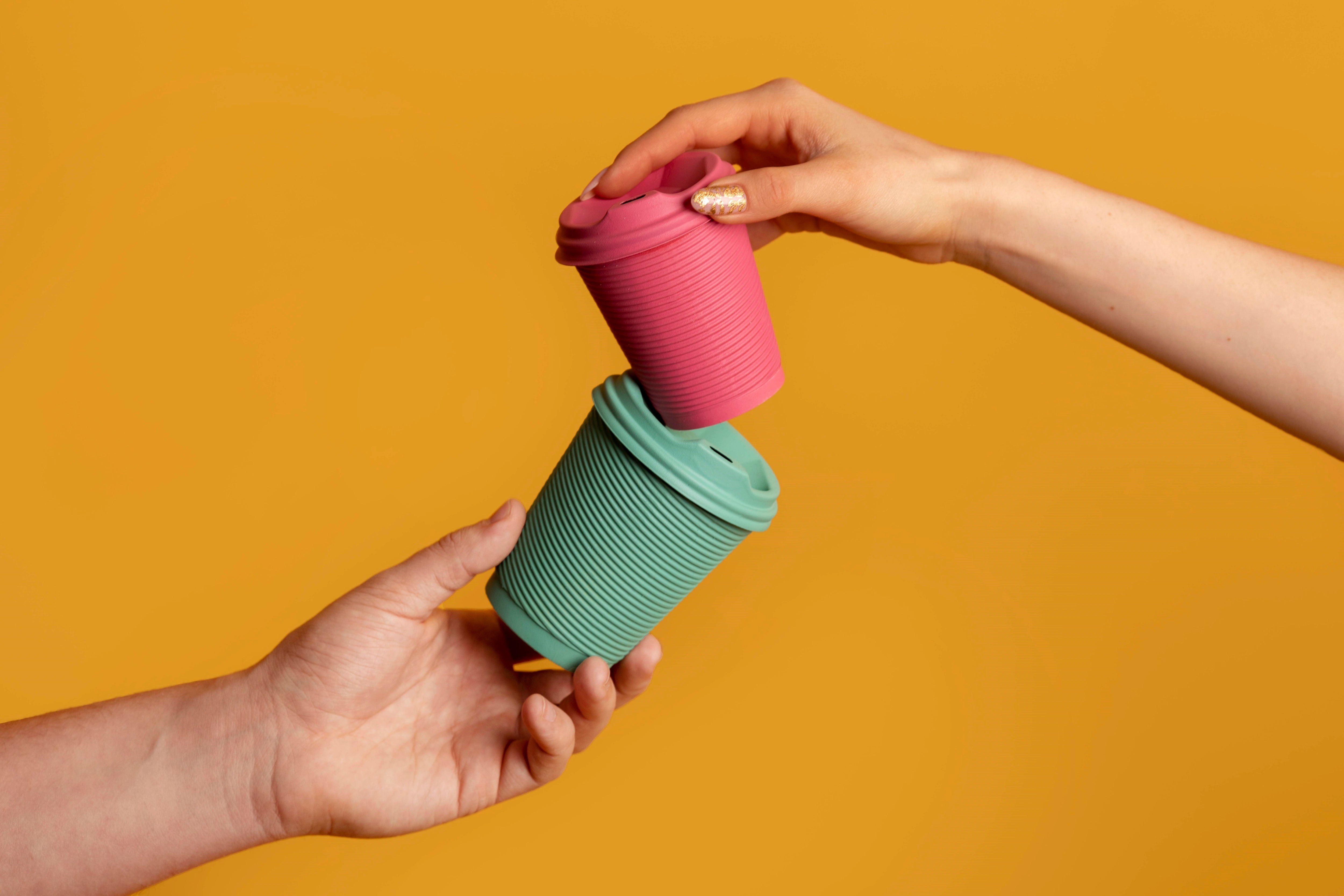 Mehrwegbecher werden präsentiert.