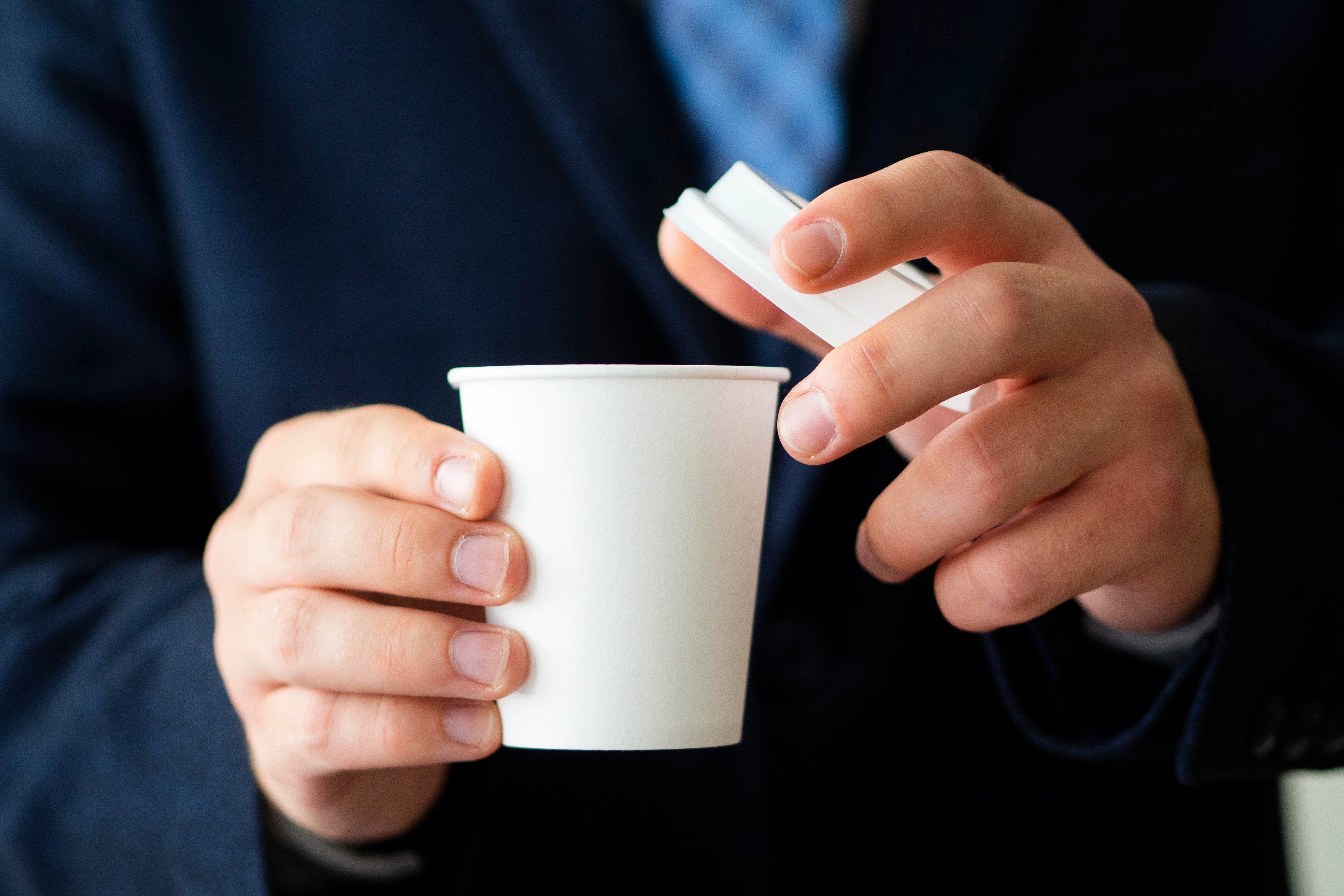 Symbolbild: Mann mit wiederverwendbarem Portionsbecher.