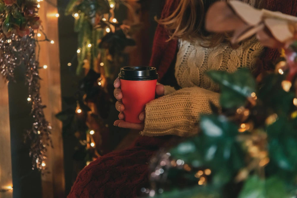 gluehweinbecher dame weihnachtsmarkt