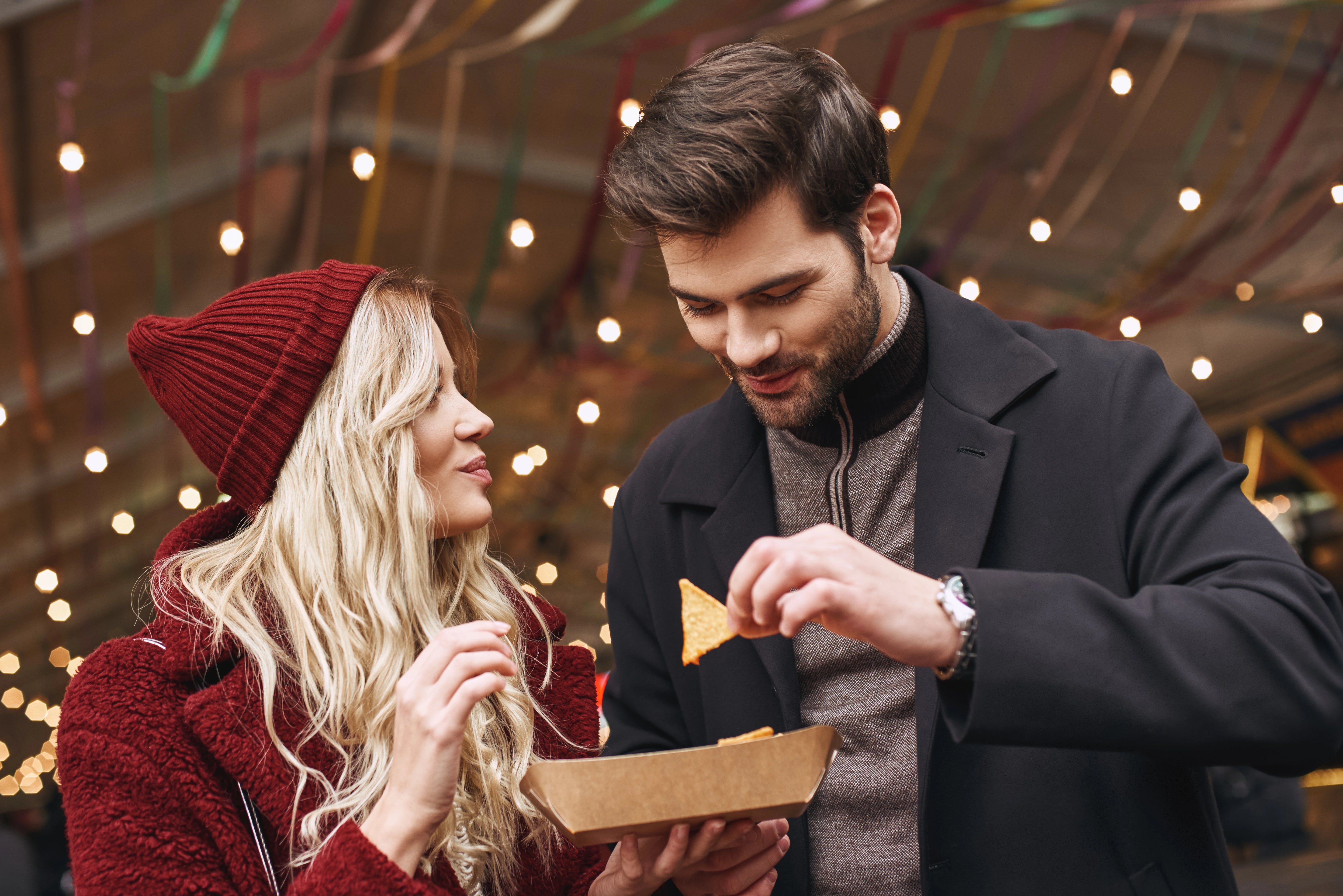 snackschale weihnachtsmarkt paar