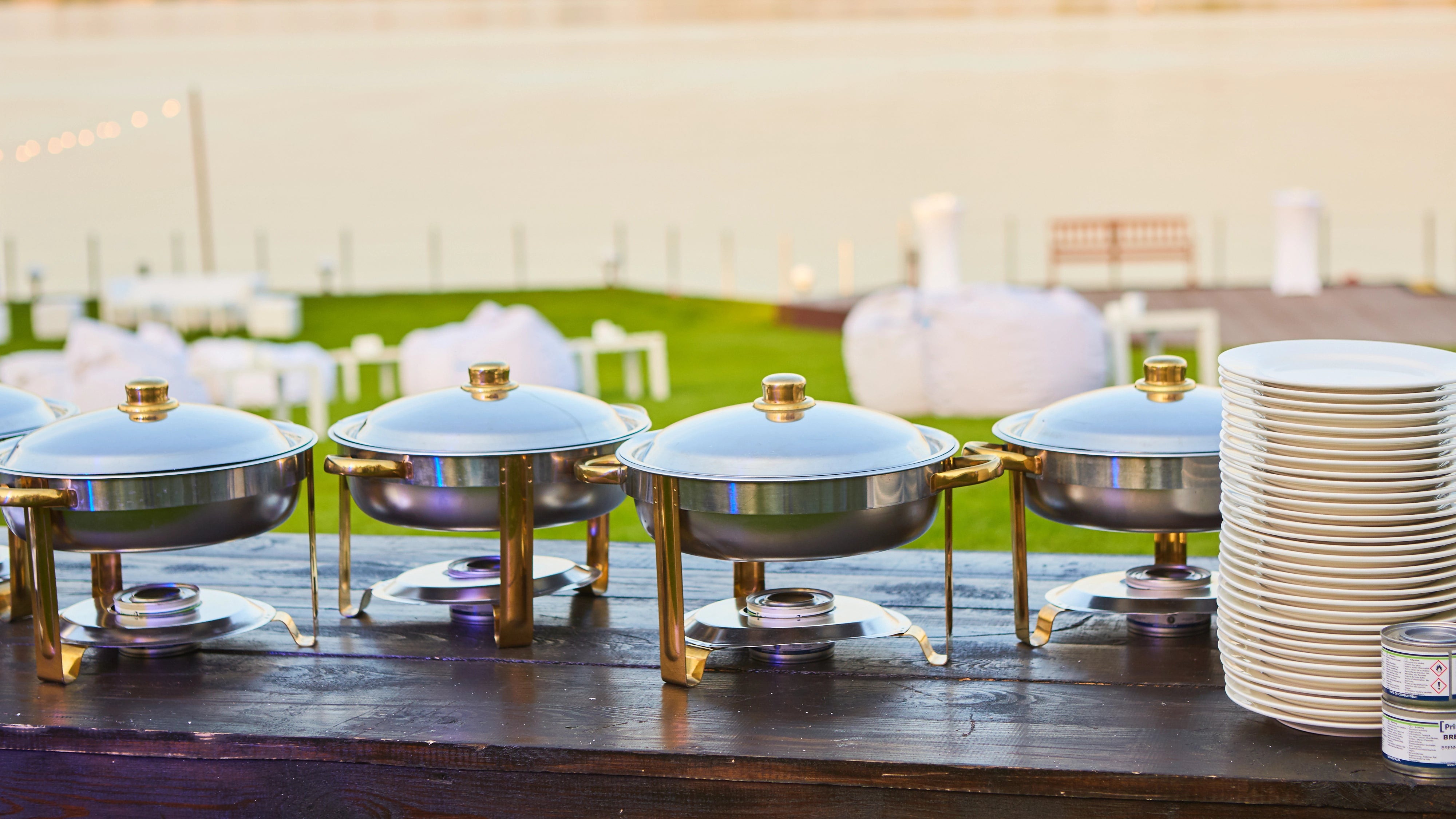 Buffet-Tisch bei einer Hochzeit, wobei die Wärmebehälter mit Brenngel erhitzt werden.