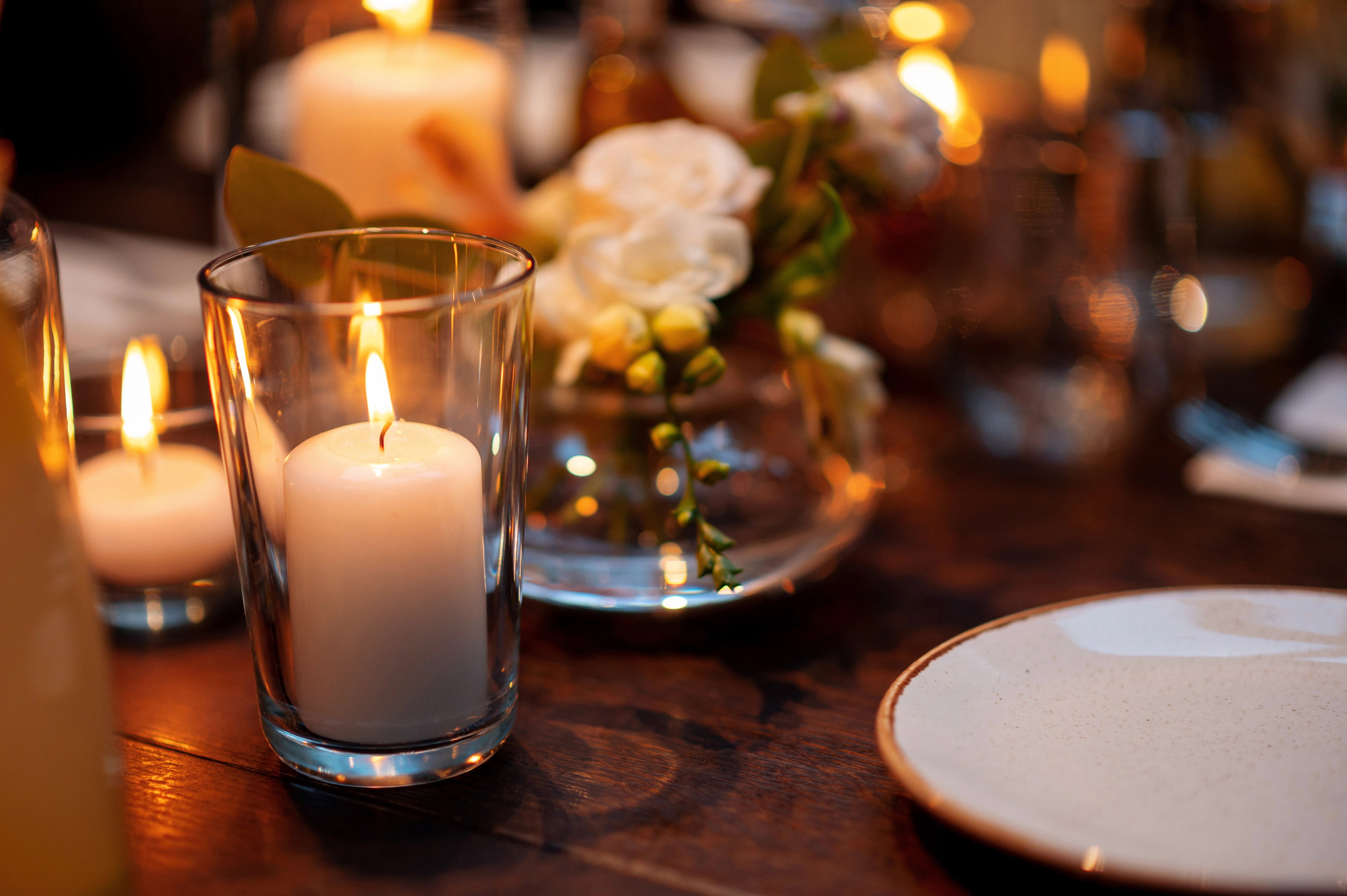 Candlelight-Dinner Szene, wobei der Fokus auf einer Kerze liegt.