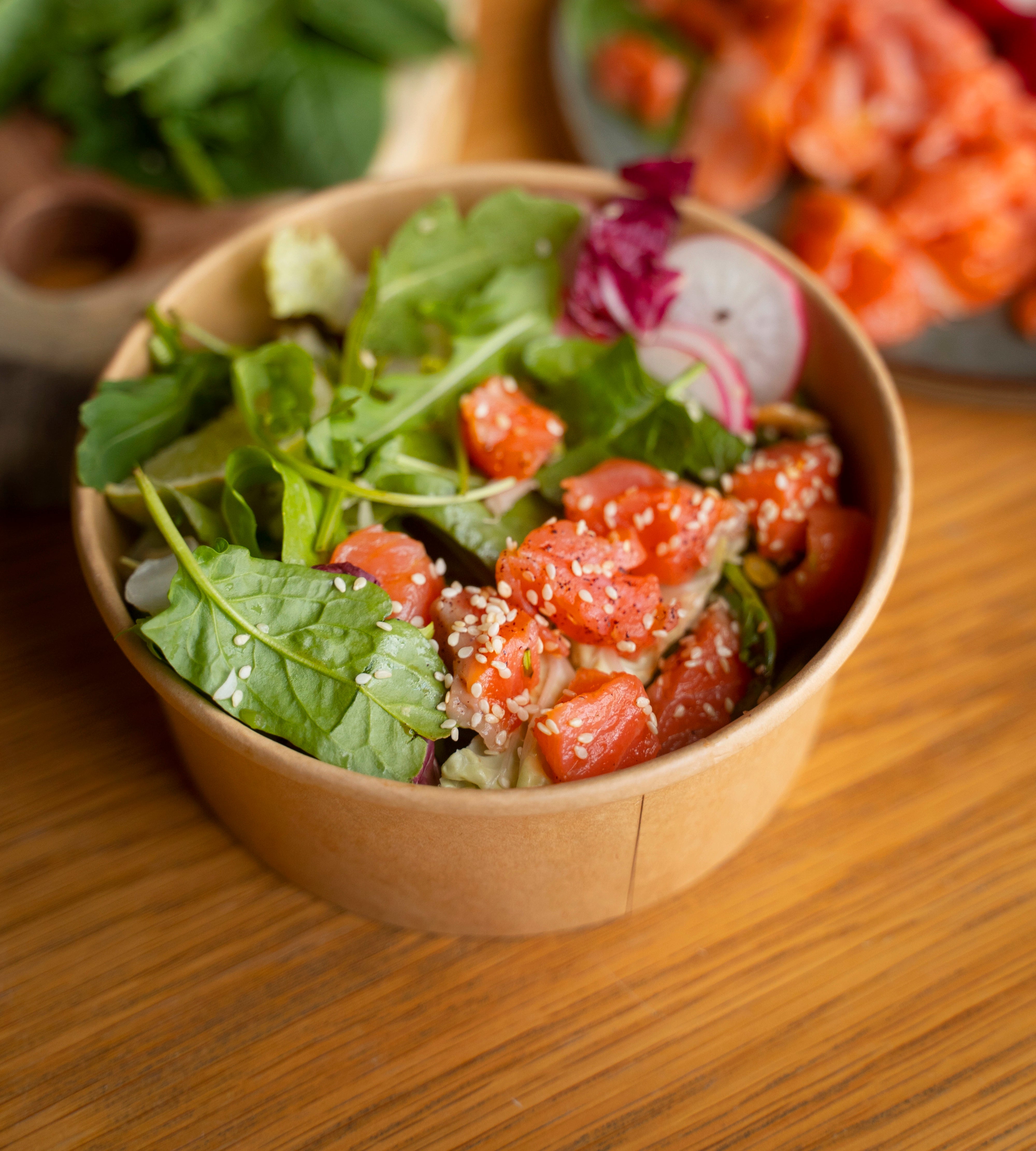 Leckerer, frischer Salat in einer nachhaltigen Einweg Salatschale To Go.